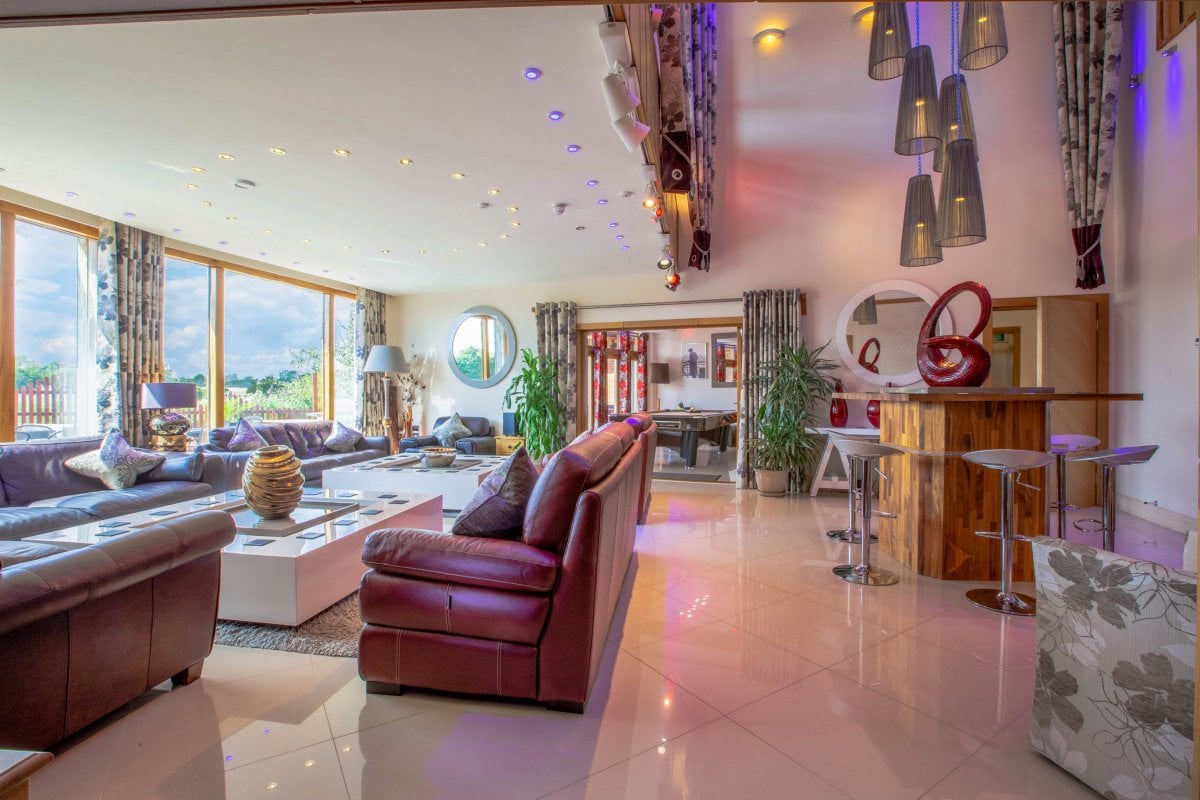 The Curve Luxury House with Hot Tub in South Thoresby